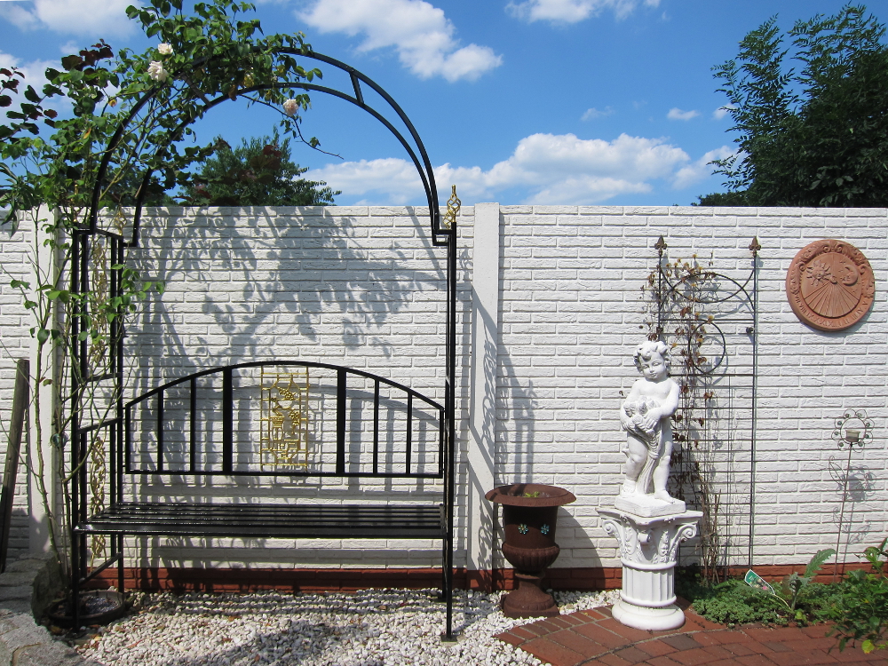 Eisenbank mit Kletterrose Eisenbank mit Kletterrose