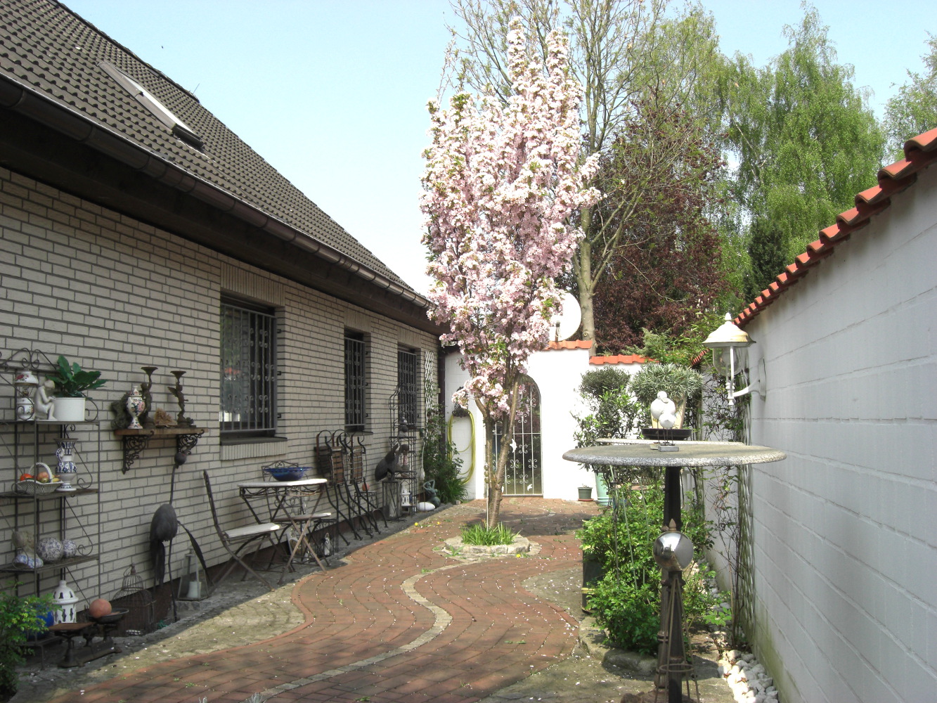 Weg an der Ostseite Weg an der Ostseite