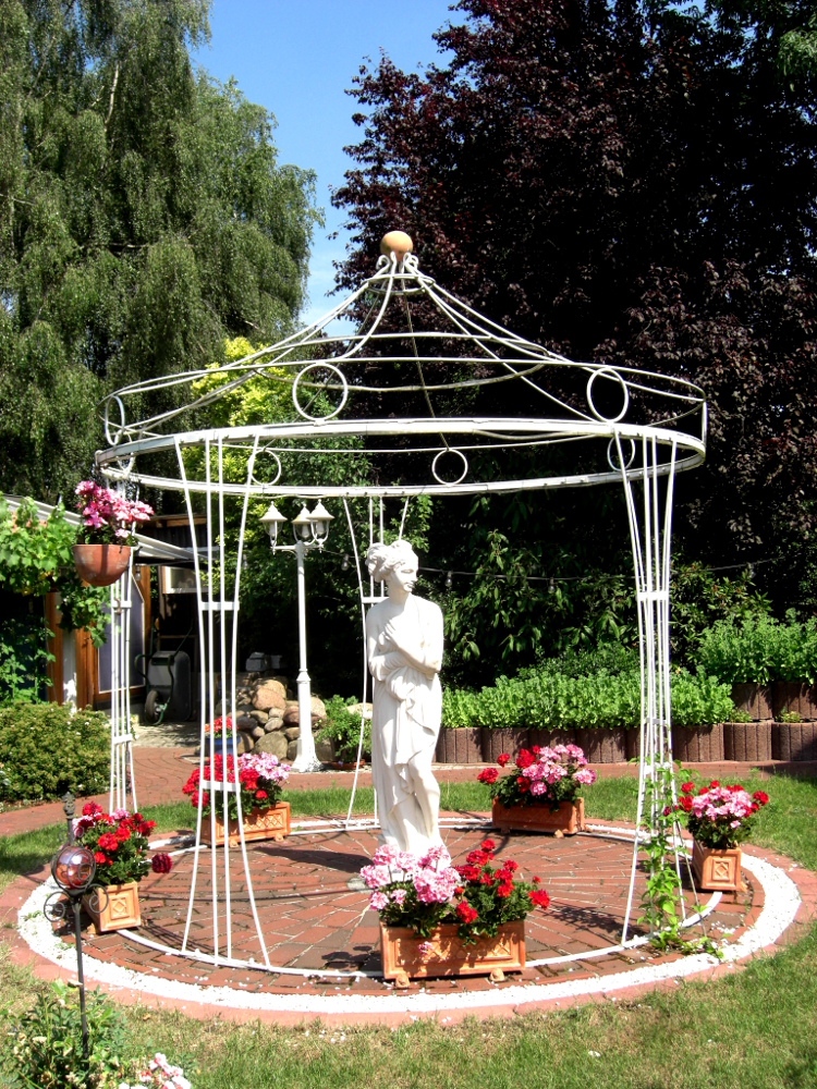 Paula im Pavillon Paula im Pavillon