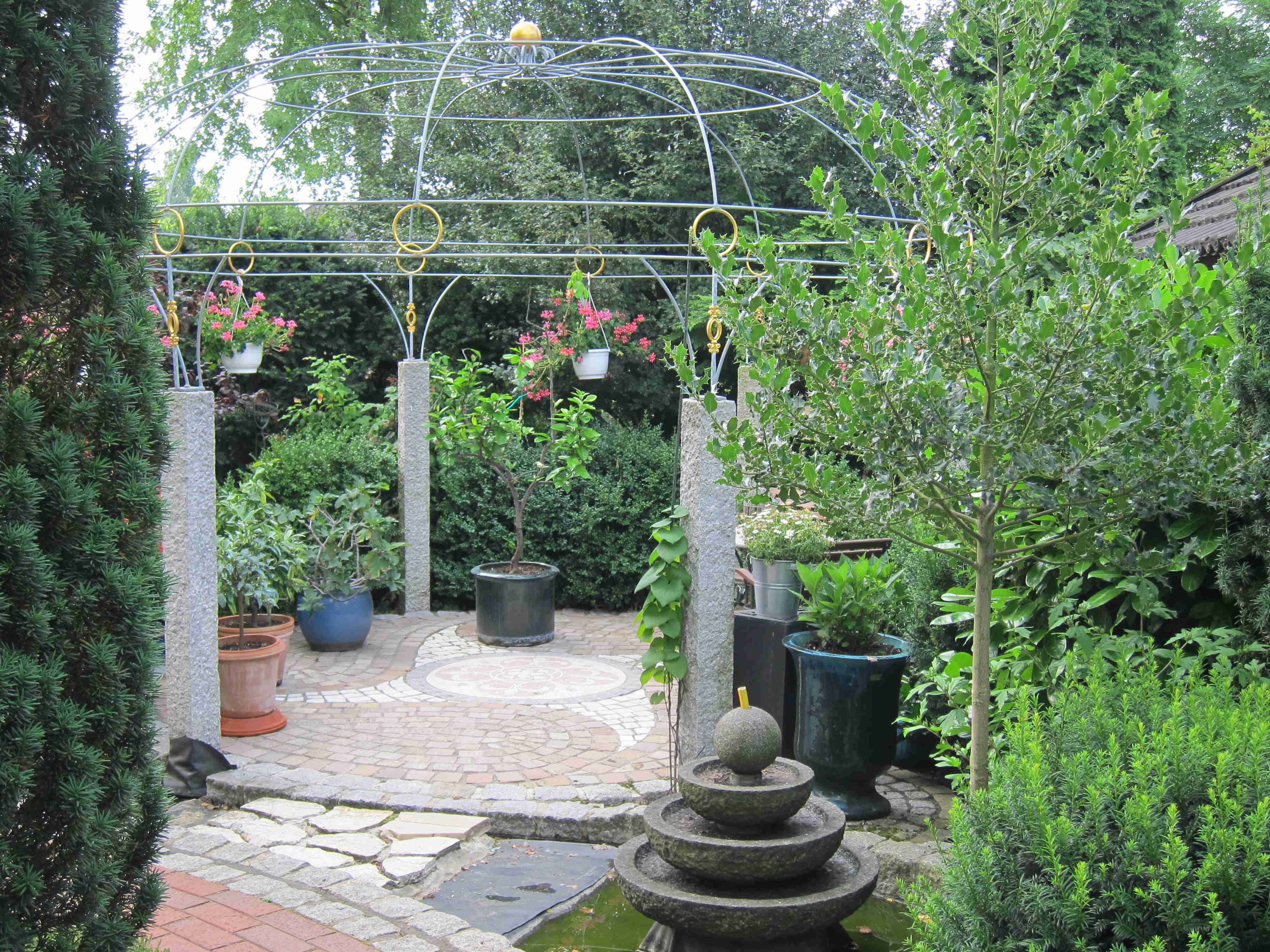 Pavillon und Brunnen im Vorgarten Pavillon und Brunnen im Vorgarten