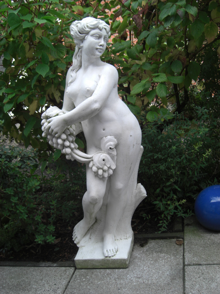 Skulptur an der Westseite Skulptur an der Westseite